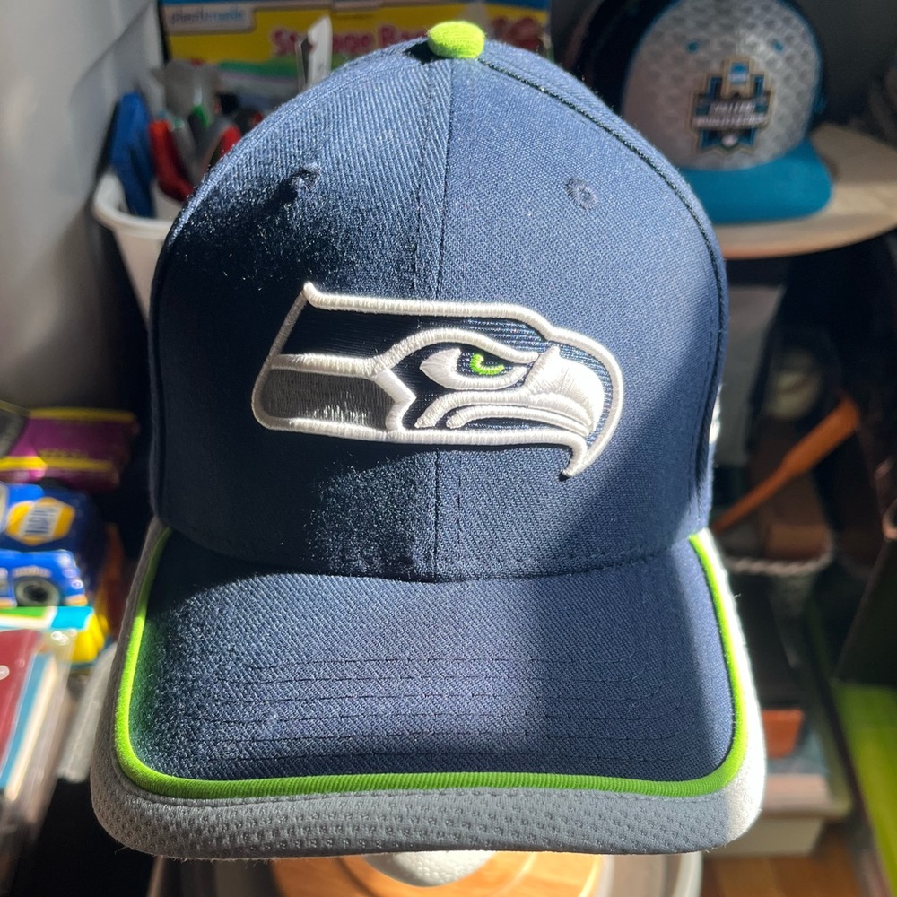 Seattle Seahawks New Era NFL Flex Fitted Hat Cap 
- 39THIRTY Size Medium-Large